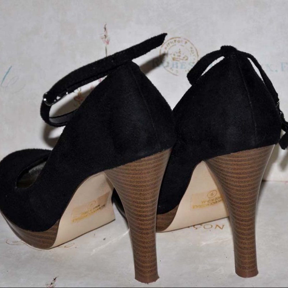 Delicious Low Platform Style Faux Suede & Woodgrain Ankle Buckle Heels - Picture 2 of 6